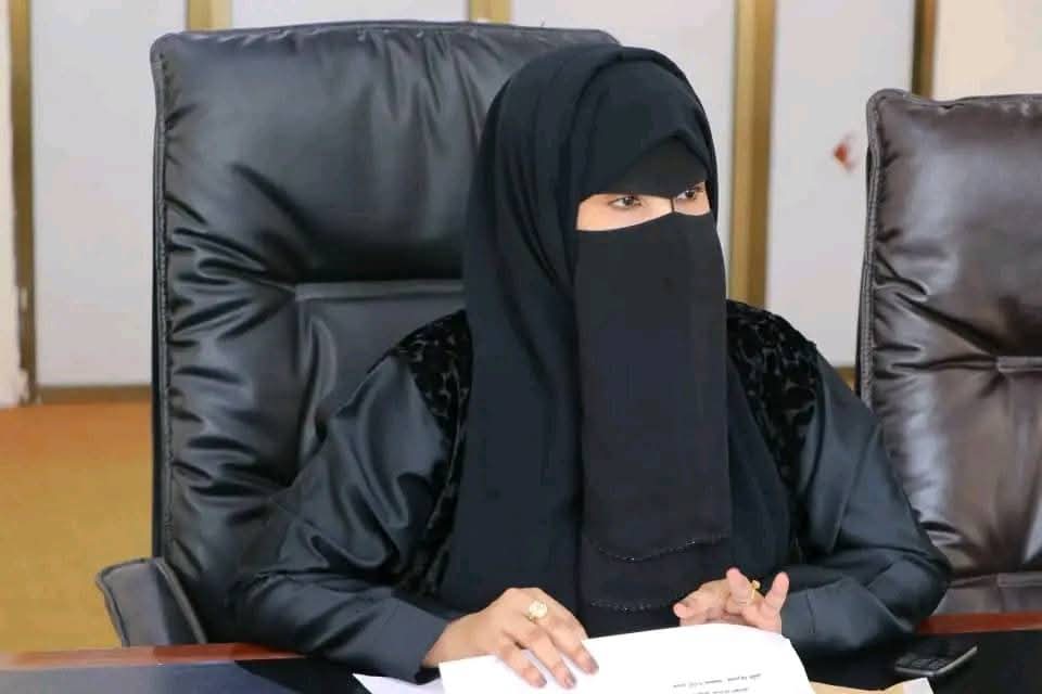 مسؤولة في تنمية المرأة بالمهرة تنتقد رفع “أعلام التشطير” خلال أمسية رمضانية بحضور الزبيدي