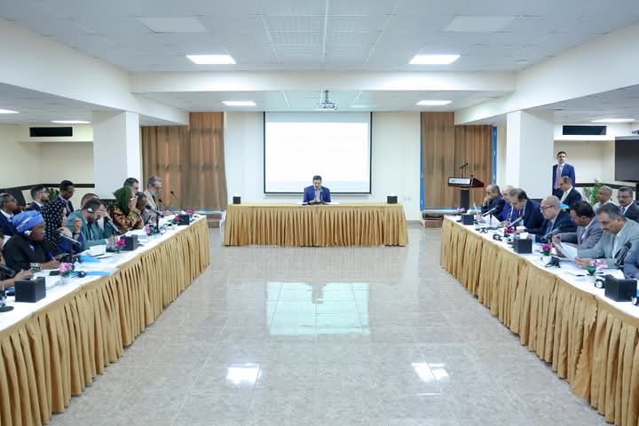 بن مبارك يجدد مطالبته للمنظمات بنقل مقراتها إلى عدن