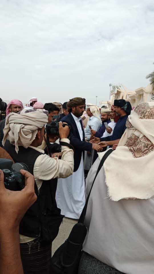 استقبال شعبي مهيب للشيخ عمرو بن حبريش العليي في مطار سيئون الدولي
