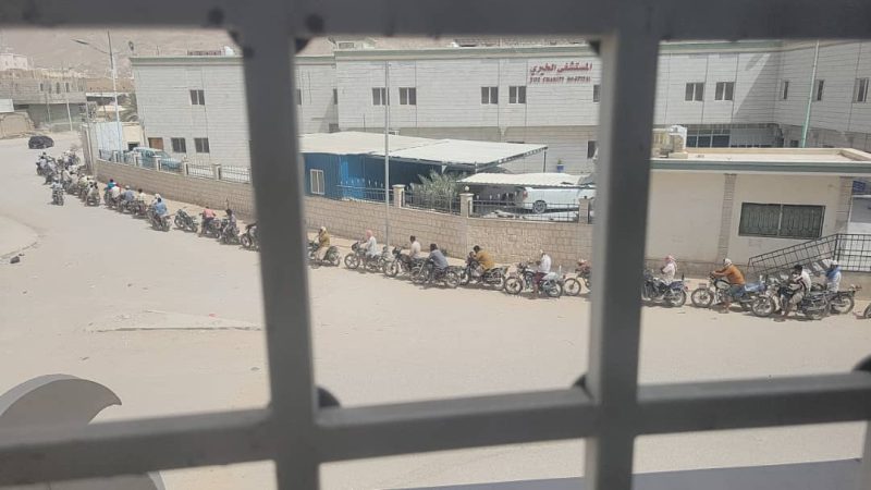 أزمة وقود خانقة في وادي حضرموت تشل حركة المركبات وتفاقم معاناة المواطنين