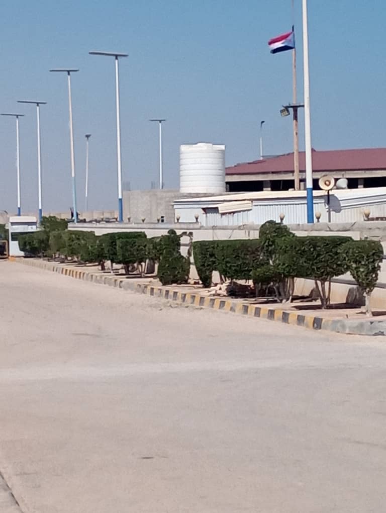 في تحدٍّ صارخ للسلطة الشرعية..مليشيا الانتقالي ترفع علم الانفصال على القصر الجمهوري في المهرة..