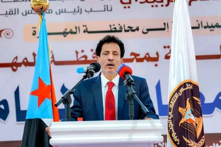 استياء واسع في المهرة من ظهور المحافظ بجانب أعلام التشطير والانفصال في حفل الزبيدي