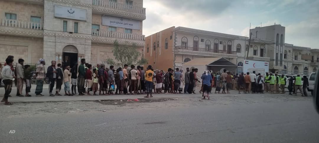 استغلال مذل.. الإمارات تستعرض بالمحتاجين في سقطرى وسط الشوارع