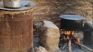 سكان لحج يلجأون للطهي بالحطب وسط أزمة خانقة في الغاز المنزلي
