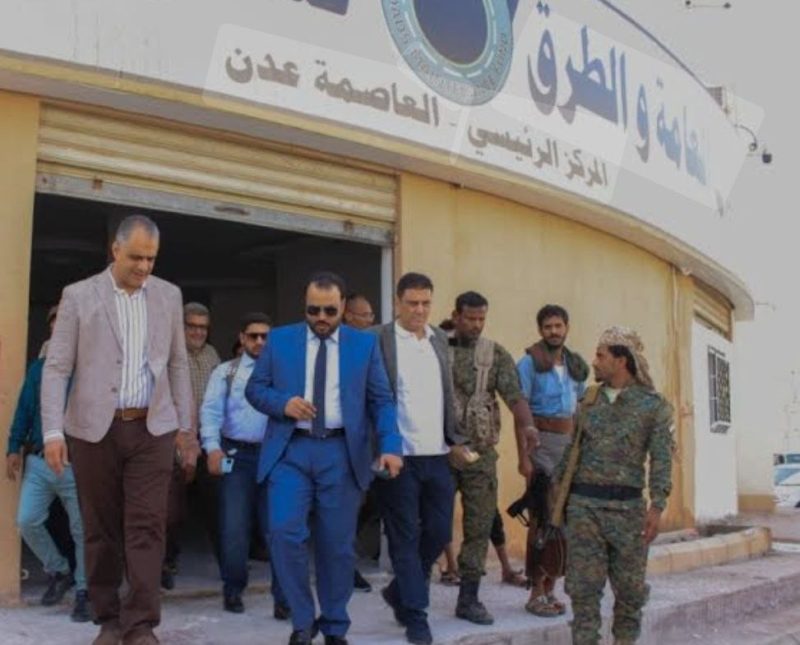 عدن: موظفو صندوق صيانة الطرق يصعدون احتجاجاتهم للمطالبة بإقالة الإدارة الفاسدة