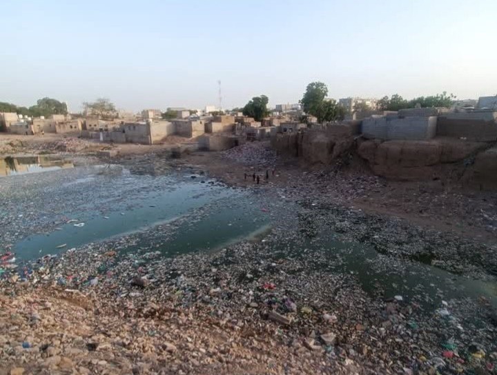 طفح مياه الصرف الصحي في الحوطة بلحج ومخاوف من تفشي الأمراض