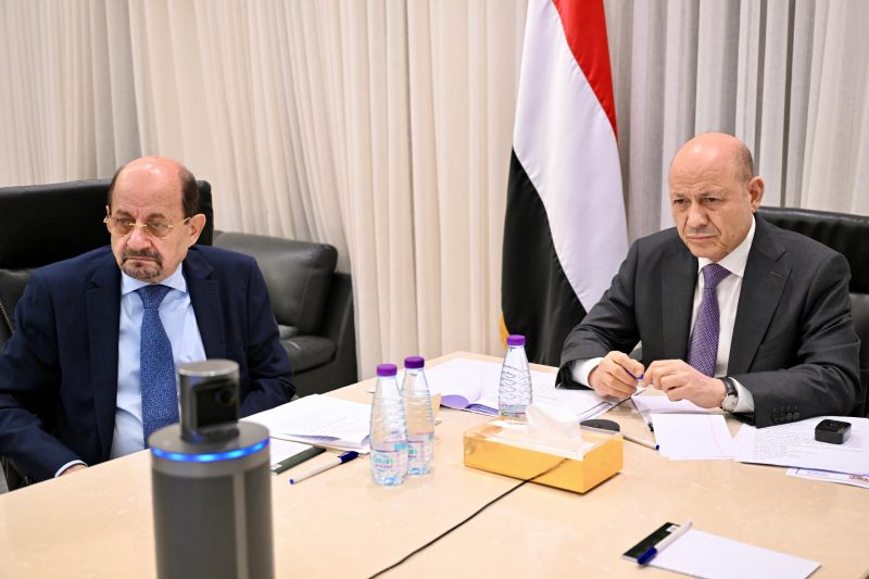 العليمي يجتمع بإدارة الأزمات لمناقشة المستجدات الاقتصادية والمصرفية