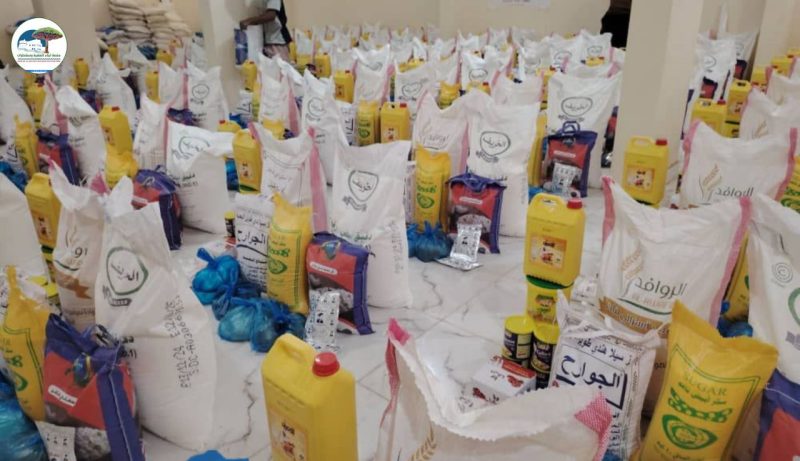 فضيحة في سقطرى.. بيع المساعدات الإنسانية في محلات الإماراتيين بدلاً من توزيعها للمحتاجين
