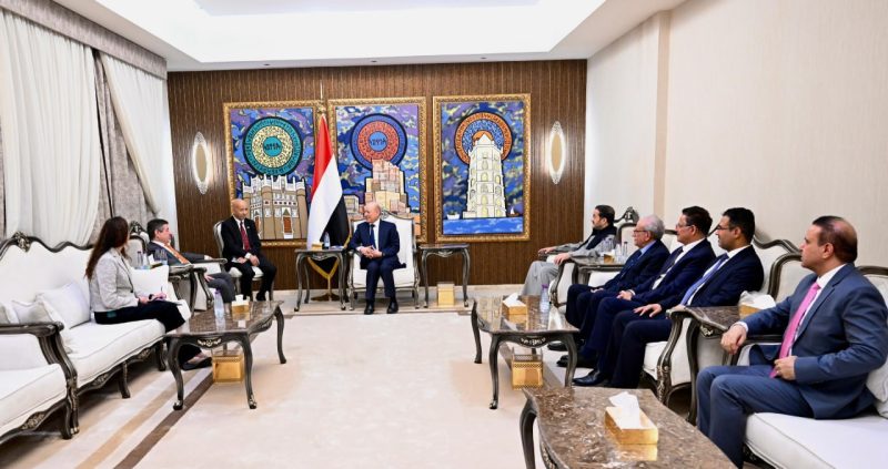 العليمي يلتقي السفير الأمريكي ويدعو لدعم الحكومة اليمنية