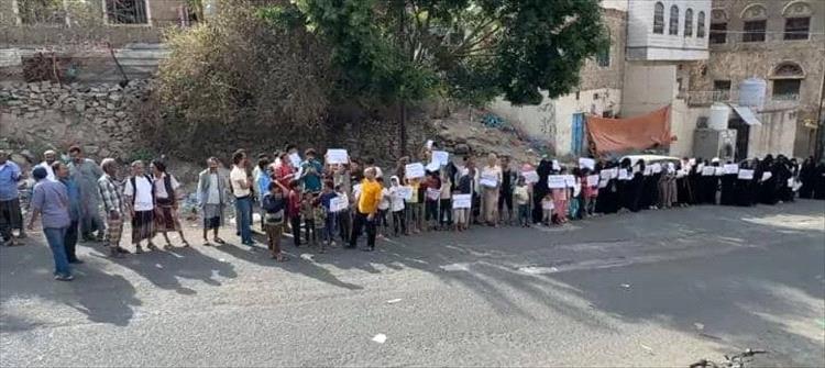 تعز: وقفة احتجاجية لأهالي سائلة القمط تطالب بتوفير الغاز المنزلي ووقف التلاعب بتوزيعه