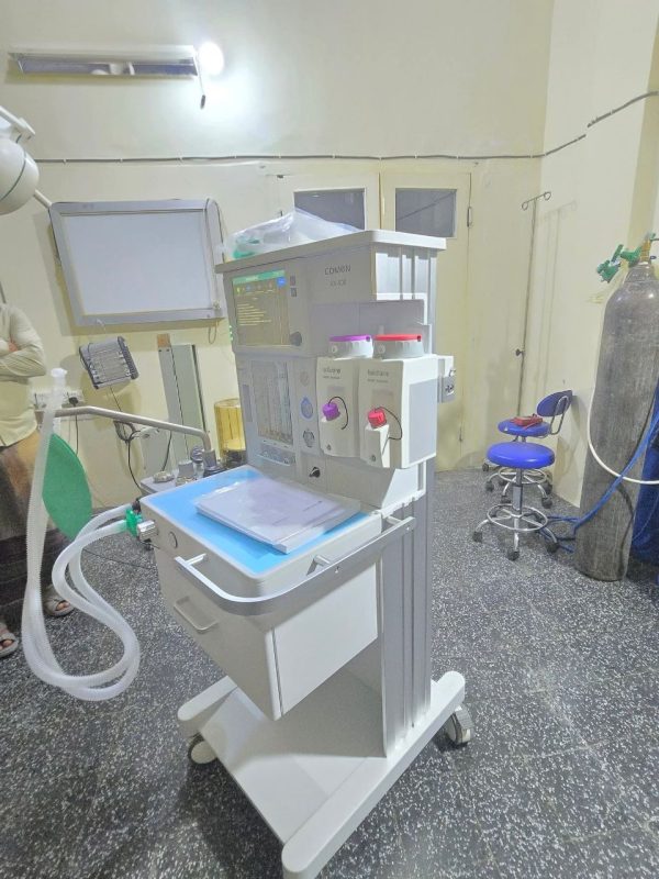 بعد توقف العمليات الجراحية.. فاعل خير يتبرع بجهاز تخدير لمستشفى الجحي في دوعن