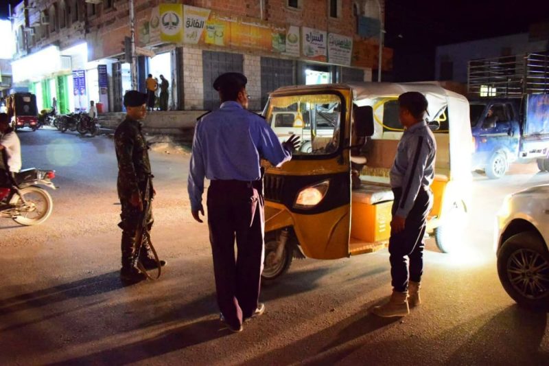 سيئون .. الشرطة تطلق حملة للحد من أضرار الإنارة المفرطة  في المركبات