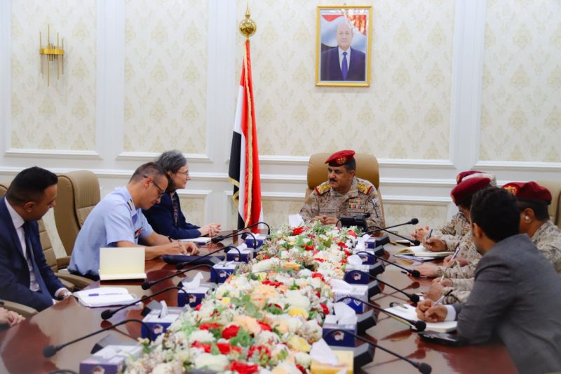 وزير الدفاع يبحث مع السفيرة الفرنسية المستجدات اليمنية
