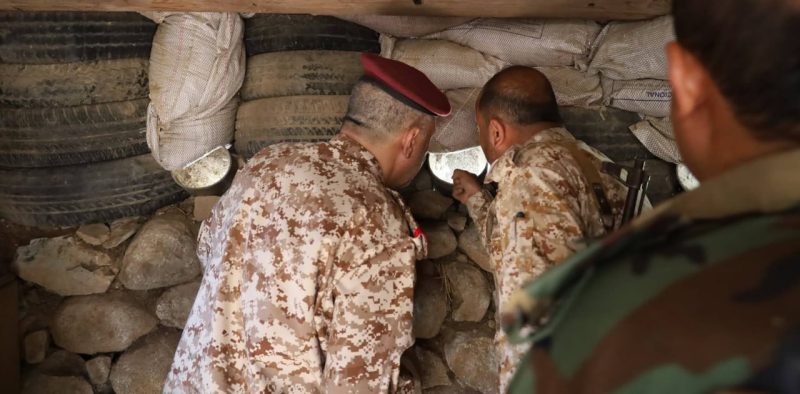 قائد محور تعز يتفقّد الخطوط الأمامية في جبهات القتال