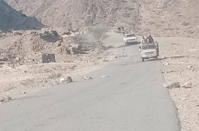 قبائل ومشايخ أبين يجددون رفضهم إغلاق طريق الحلحل ويحذرون من المساس به