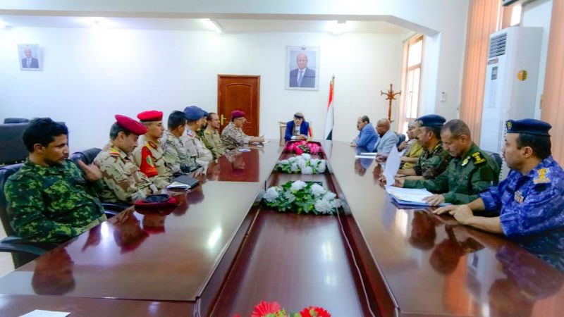 محافظ تعز يشدد على التنسيق بين الأجهزة العسكرية والأمنية