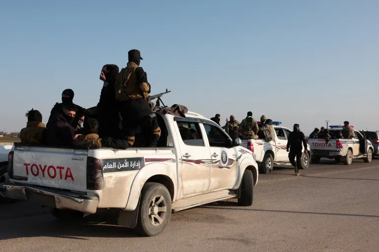 الشرع يشكّل لجنة مستقلة للتحقيق في أحداث الساحل السوري والعثور على مقبرة جماعية