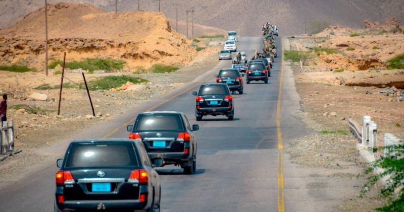 موكب زعيم مليشيات الانتقالي في المهرة يثير السخط وسط انهيار اقتصادي وأزمة إنسانية خانقة.