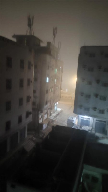 ضباب كثيف يغلق شوارع عدن ولحج.