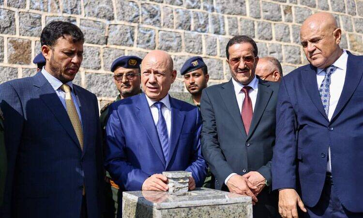 بعد ستة أشهر من الوعود.. تقرير محافظ تعز يثير عاصفة من السخرية والانتقادات الآذعة