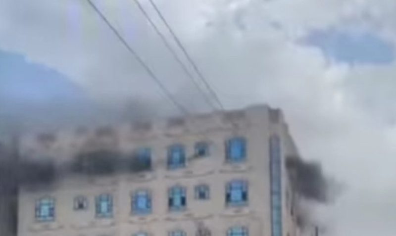 مصرع شخصين وإصابة آخر في حريق ضخم يلتهم مجمعاً تجارياً بصنعاء