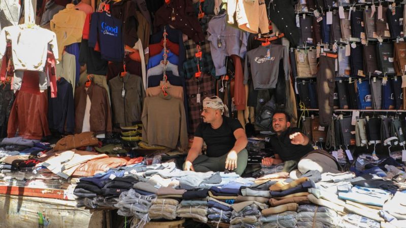 أسواق العيد في اليمن… “مولات” تجارية للأغنياء والفقراء يكتفون بالفرجة
