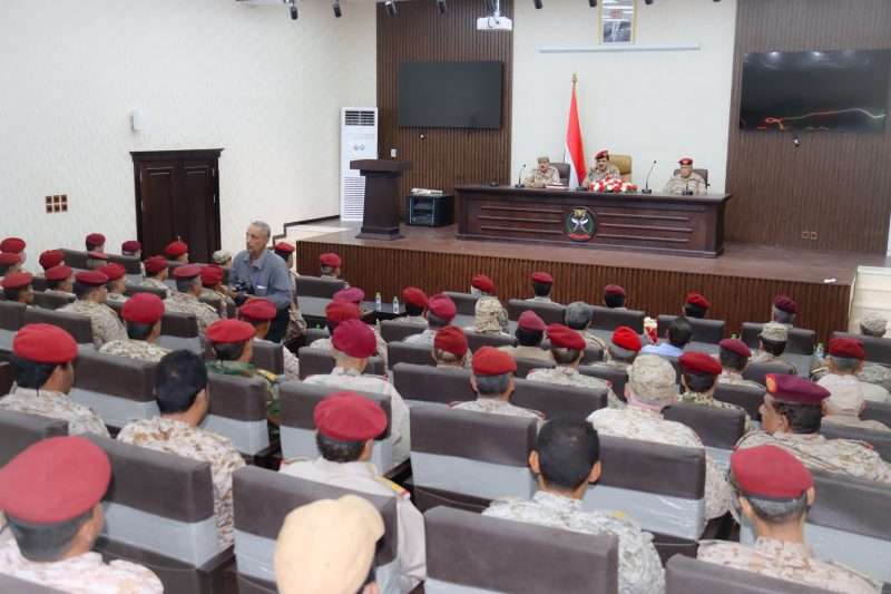 الداعري يلتقي قيادات وزارة الدفاع ويوجه برفع اليقظة