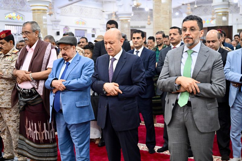 العليمي يؤدي صلاة العيد في عدن والخطيب يدعو للتخفيف من معاناة المواطنين