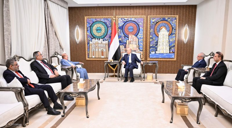 العليمي يؤكد التزام الحكومة بتدفق المساعدات الإنسانية بعد تصنيف الحوثيين