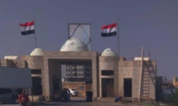 قوات الأمن تعيد رفع العلم الوطني في القصر الجمهوري بالغيضة رفضًا لاستفزازات الانتقالي.