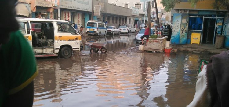 عدن.. شوارع الممدارة تغرق في مياه الصرف الصحي وأهالي المنطقة يعانون من الإهمال.
