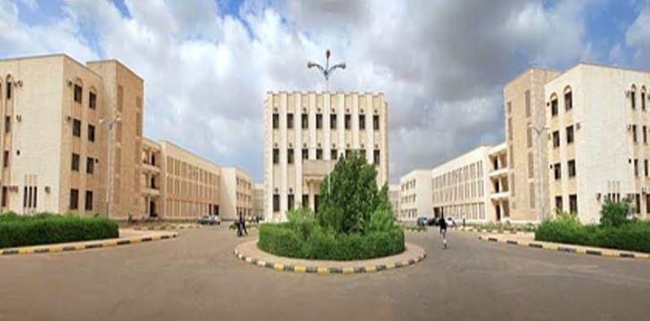جامعة عدن تقيل عميد كلية العلوم الإنسانية على خلفية فضيحة استنساخ رسالة ماجستير