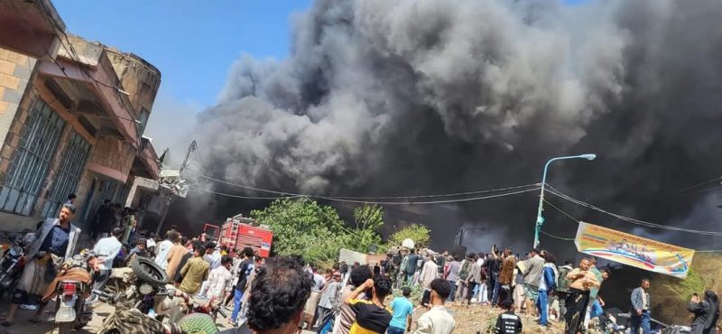 حريق هائل بسوق تجاري في إب