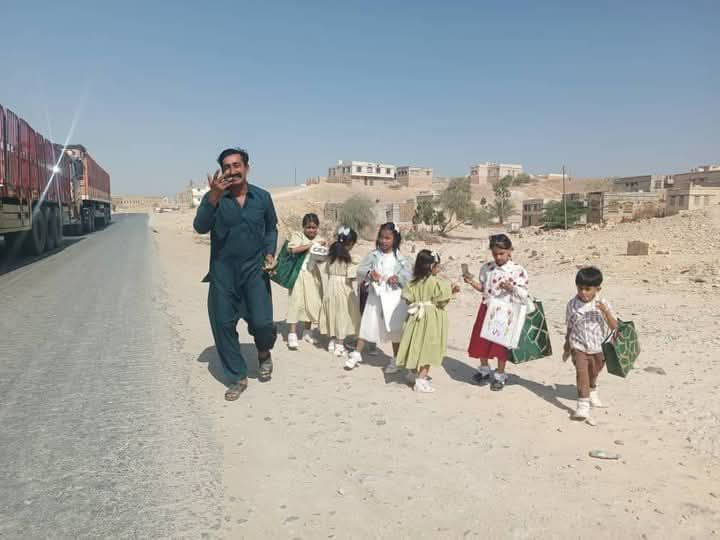 حضرموت.. سائق شاحنة باكستاني يهدي أطفال الديس الشرقية هدية عيدية