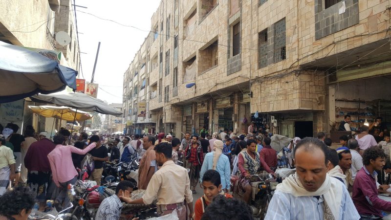 مسلحون ينهبون سوق القات في تعز.