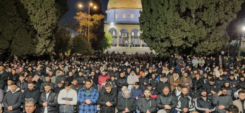75 ألف مصل يؤدون صلاتي العشاء والتراويح في المسجد الأقصى رغم القيود الإسرائيلية