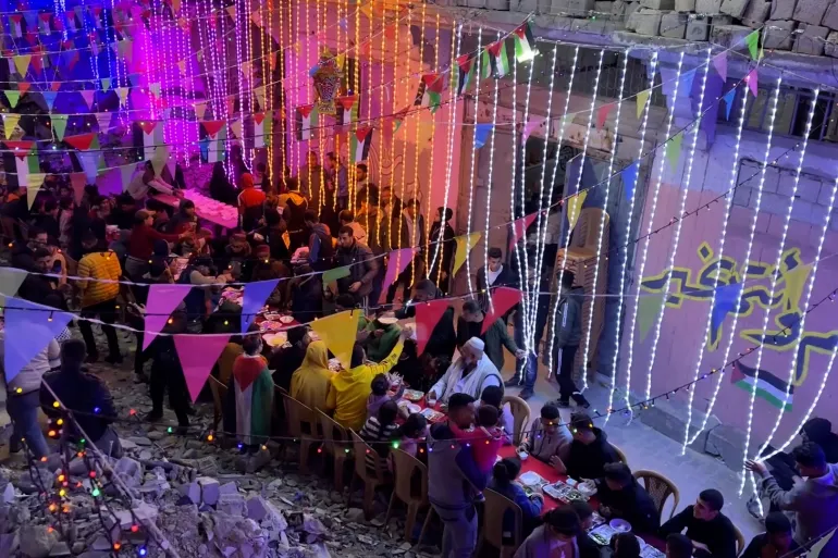 أهالي خان يونس ينظمون أول سحور جماعي بين أنقاض منازلهم المدمرة