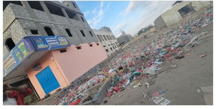 لحج.. أكوام القمامة تهدد صحة المواطنين وسط غياب أي دور للجهات الرسمية