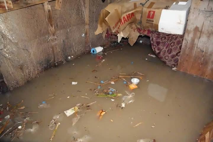 تعز.. مد بحري يجتاح ساحل ذوباب ويغمر منازل المواطنين