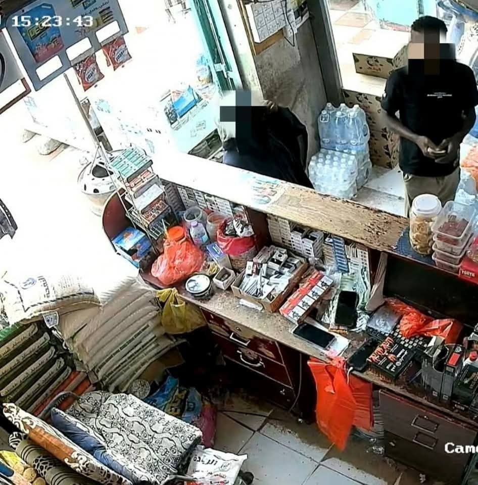 المكلا.. القبض على شخصين بتهمة سرقة هاتف من محل تجاري