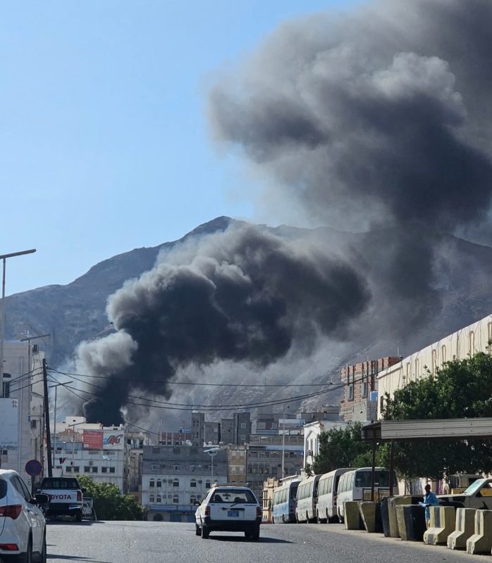المكلا ..حريقان منفصلان في فوه يلتهمان منزلًا وحافلة نقل