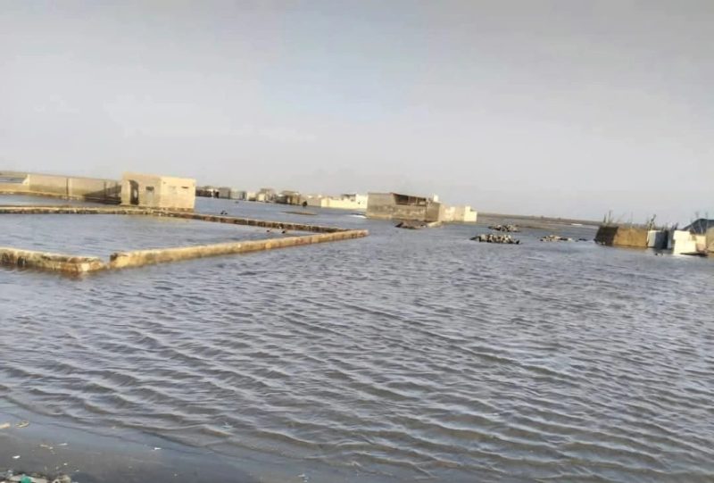 الحديدة: ارتفاع منسوب مياه البحر يغمر منازل المواطنين في “اللحيّة” وسط مناشدات بالتدخل