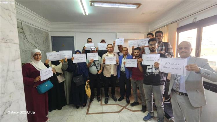 الطلاب اليمنيون في مصر يحتجون على تأخر مستحقاتهم المالية