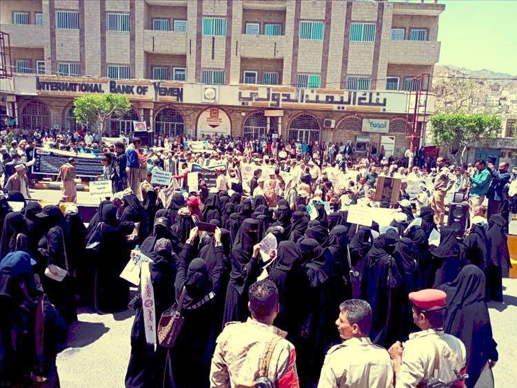 معلمو تعز يواصلون احتجاجاتهم للمطالبة بتحسين أوضاعهم وصرف مستحقاتهم
