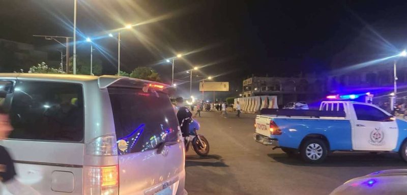 عدن: شرطة المرور تُغلق طرقاً رئيسية بسبب ازدحام غير مسبوق.