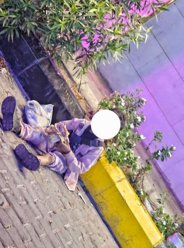 طفل يبيع المناديل في شوارع خورمكسر لمساعدة أسرته