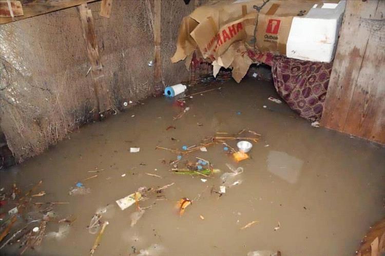 مد بحري مفاجئ يضرب ذوباب ويُجبر عائلات على النزوح.