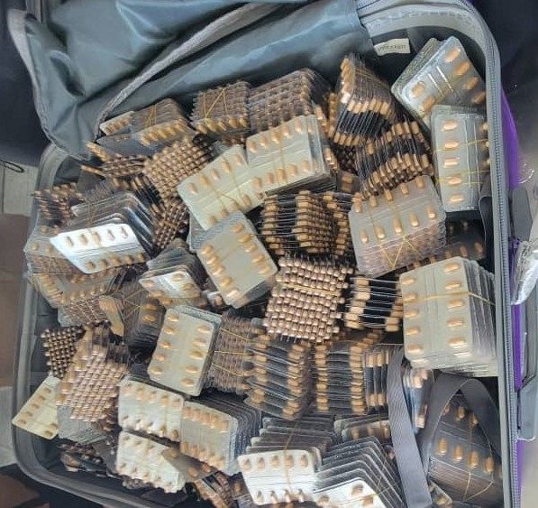 جمارك مطار عدن تضبط أدوية مهربة قادمة من مصر