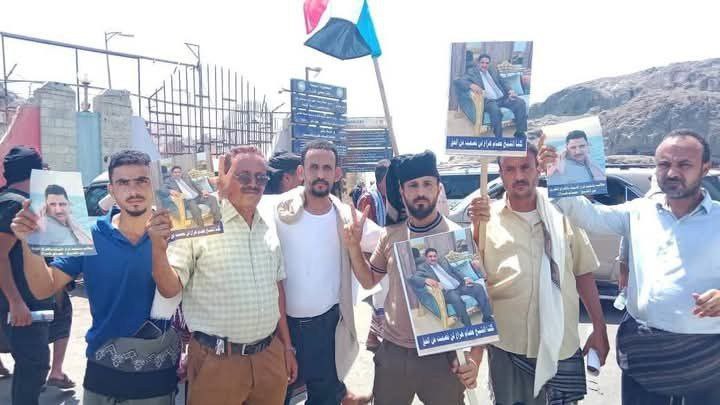وقفة احتجاجية أمام قصر معاشيق للمطالبة بتنفيذ قرار النيابة الجزائية القاضي بالإفراج عن الشيخ عصام.
