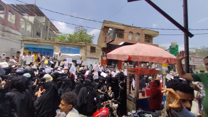 مظاهرة حاشدة لمعلمي تعز للمطالبة برفع الرواتب ومعالجة انهيار العملة الوطنية